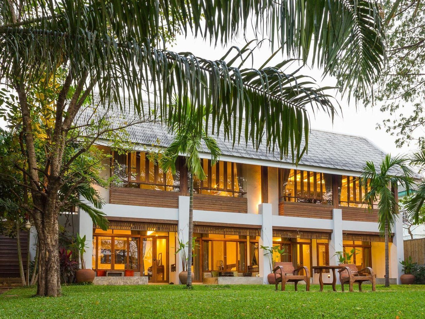 Baan Tye Wang Hotel building among palms and gardens