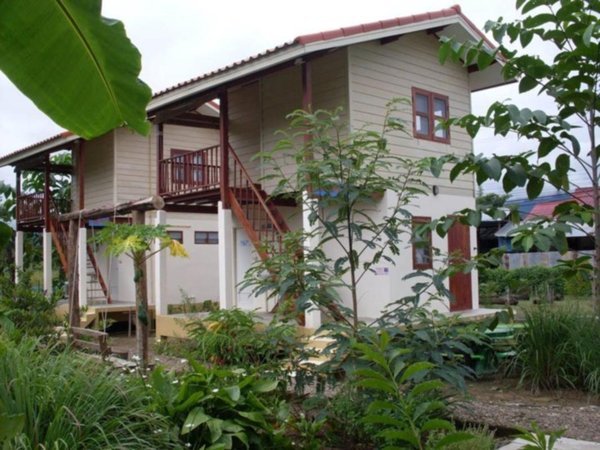 Raised house and garden at Churn Yuen Pai by Gampanat Guesthouse
