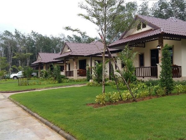 Dachatorn Village bungalows facing a lawn and garden path