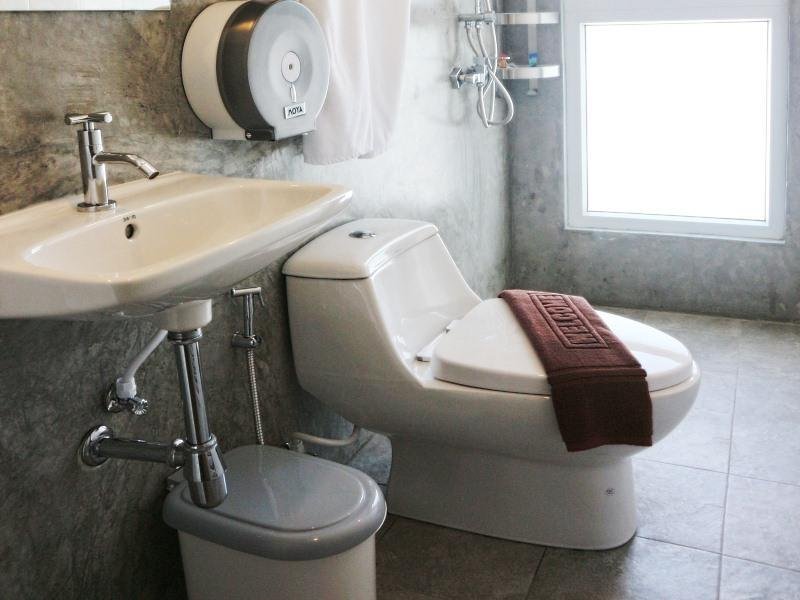 Basin, toilet and shower area in a Kata Bai D bathroom