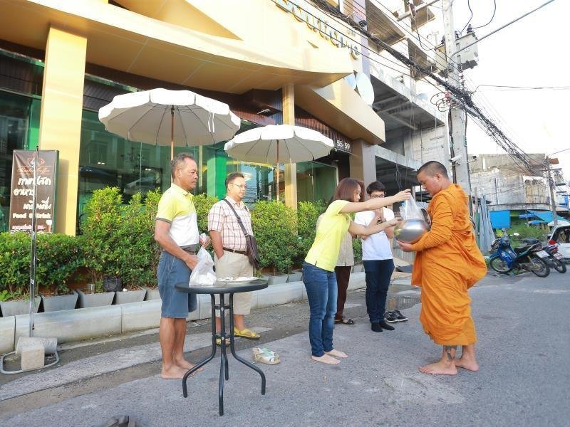 People outside the Klongrien Boutique Hotel frontage