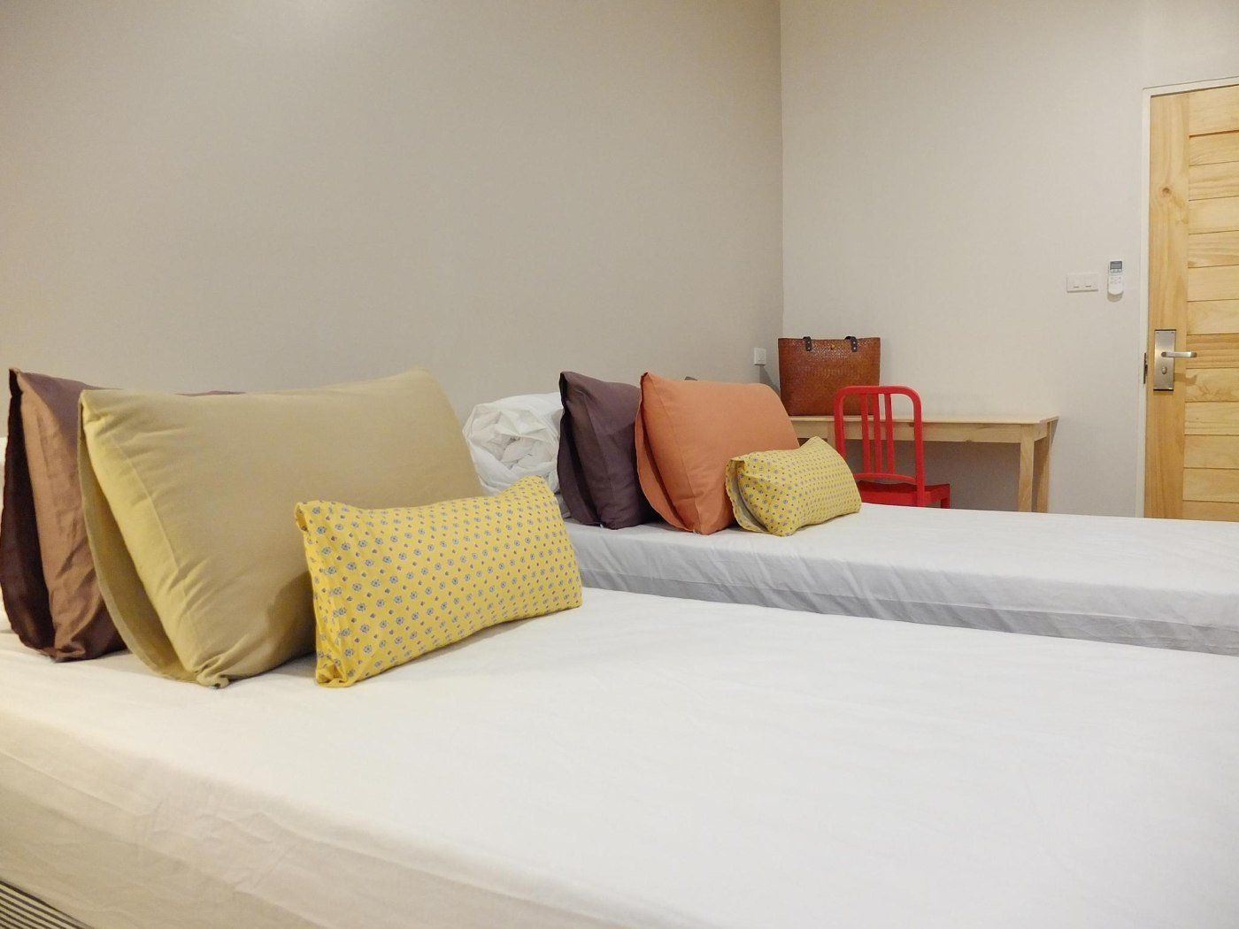 Twin-bed room at Lupta Hostel Patong Hideaway