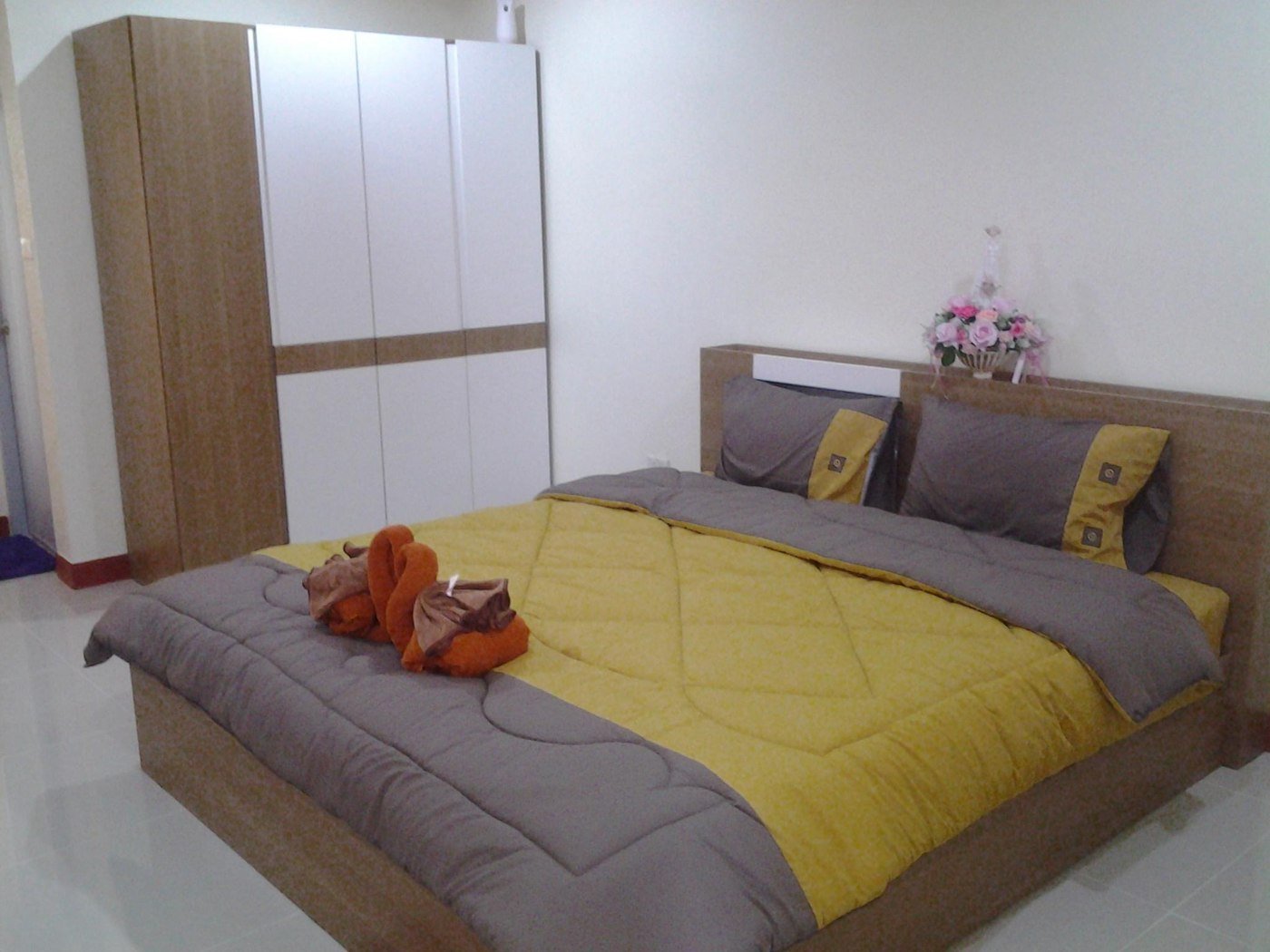 Double bedroom with yellow and grey bedding at P&P Place
