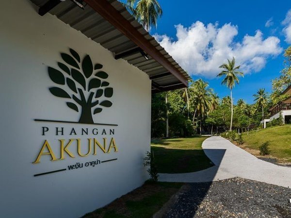 Phangan Akuna entrance wall and garden path