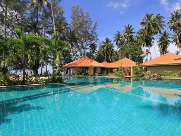 Shared swimming pool and tropical grounds at The Siam Residence Boutique Resort