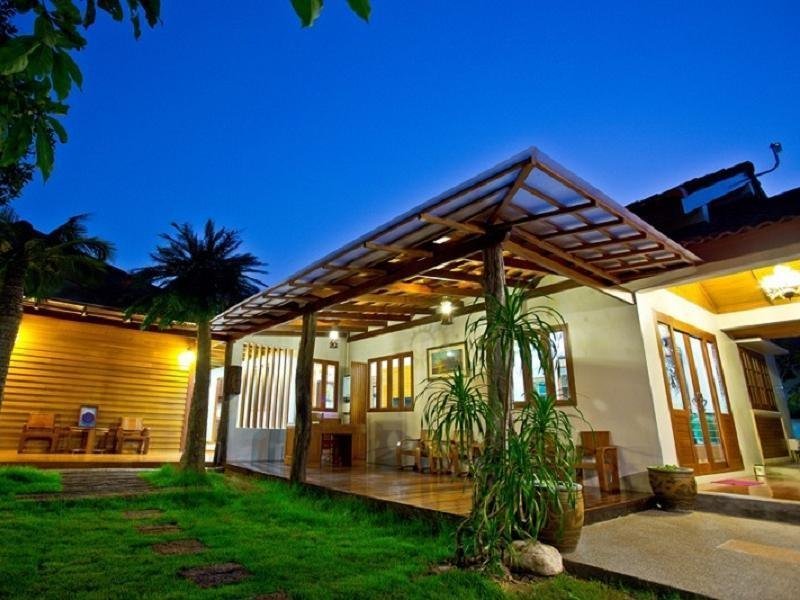 Garden and covered entrance at Tree Home Plus in the evening